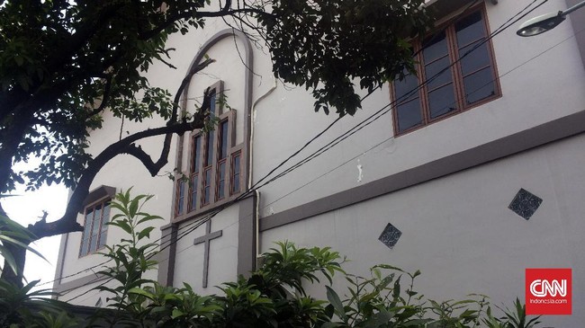 Lebaran lalu yang jatuh pada hari Minggu membuat Salat Id dan kebaktian digelar bersamaan di Kampung Tengah di mana gereja dan musala berdiri berdampingan.
