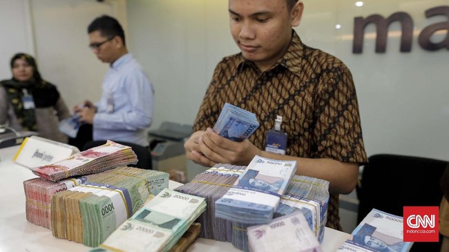 Setelah 10 bulan menahan suku bunga acuan, Bank Indonesia (BI) akhirnya memangkas 7 Days Reverse Repo Rate (BI-7DRRR) sebesar 25 basis poin menjadi 4,5 persen.