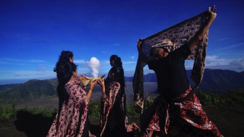 Para seniman akan menggelar Eksotika Bromo di Lautan Pasir Kasiah dan Agrowisata Desa Jetak.