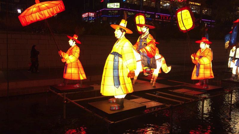 Malam hari di Kota Batu kini terdapat lampion warna warni serta hiasan berbagai bentuk.