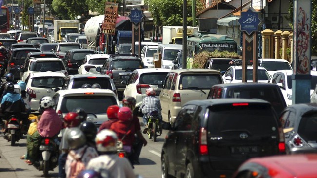 Jika truk tetap beroperasi besok, dikhawatirkan bakal terjadi kepadatan karena berbarengan dengan puncak arus balik lebaran 2017.