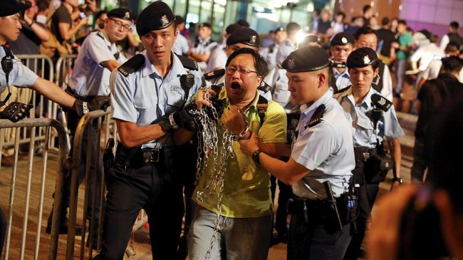 Hong Kong membebaskan 26 demonstran pro-demokrasi yang ditahan menjelang kedatangan Presiden China, Xi Jinping.