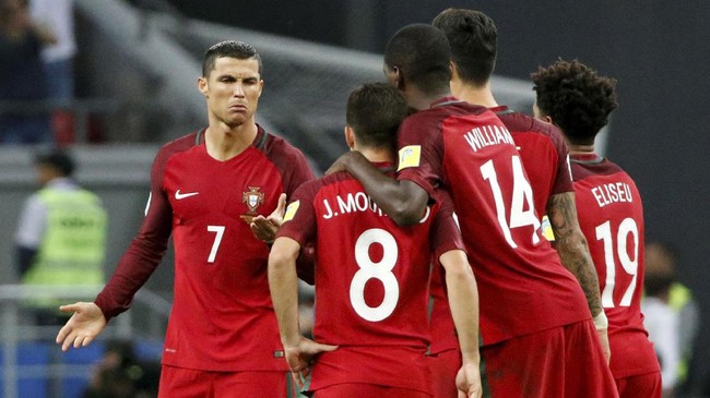 Cristiano Ronaldo masih tak mau memberikan komentar terkait masa depannya di Real Madrid seiring merebaknya rumor pindah ke klub lain.
