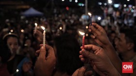 Ahoker Menyalakan Lilin dan Doakan Ahok di Kalijodo