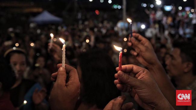 Ahoker Menyalakan Lilin dan Doakan Ahok di Kalijodo Ketua Umum Silent Majority, Rebecca Siregar berharap agar Ahok tetap sabar dalam menjalani hukuman. Kata dia, semangat para pendukung tidak akan hilang.