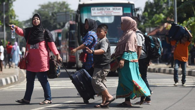 Jumlah pemudik yang kembali melalui Terminal Kp. Rambutan mulai berkurang. Sebagai catatan, terminal ini termasuk paling banyak menerima pemudik.