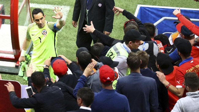 FOTO: Claudio Bravo Bungkam Timnas Portugal