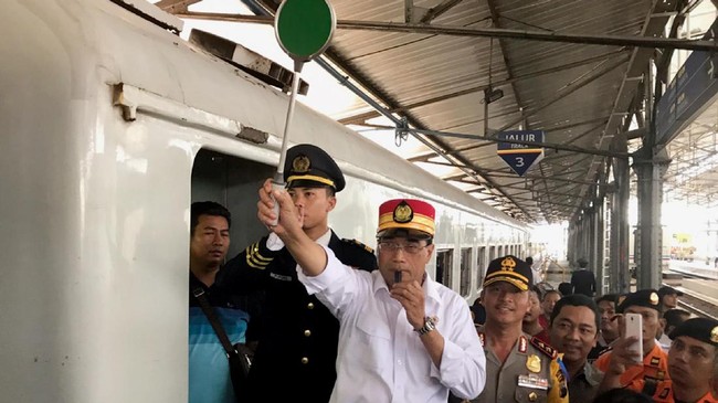 Menhub Budi Karya Sumadi memastikan kereta api Bogor-Sukabumi akan dibuka akhir pekan ini dan digunakan untuk angkutan Mudik Lebaran 2022.