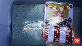 Kue Ultah dan Mawar Merah-Putih untuk Ahok