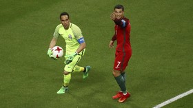 FOTO: Claudio Bravo Bungkam Timnas Portugal