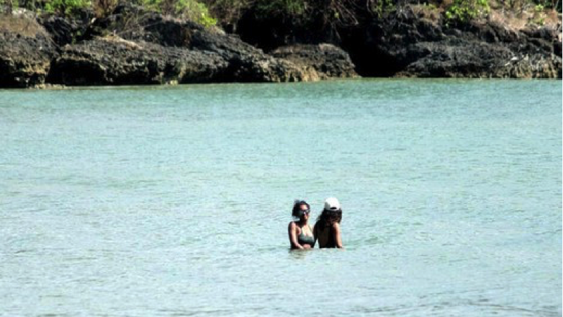 Dua putri Barack Obama, Malia Ann dan Natasha Obama ikut menikmati pesona Bali.
