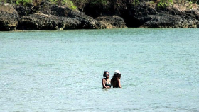 2 Puteri Obama Berenang 4 Jam di Pantai Jimbaran