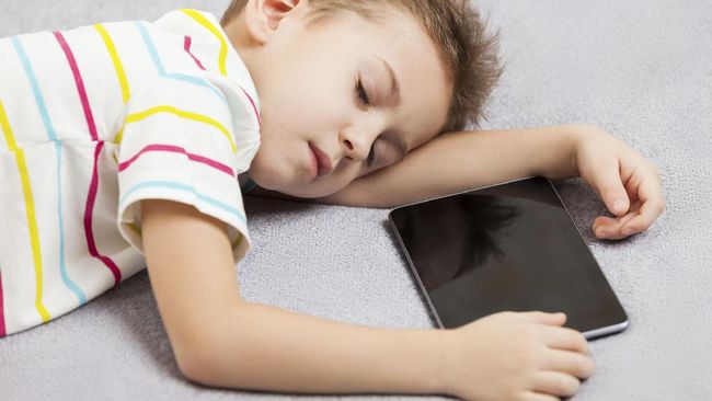 Sebuah penelitian di Australia mengungkap bahwa anak dan remaja yang menggunakan gadget di malam hari sebelum tidur berpotensi memiliki gangguan mental.