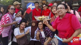 Ahoker Bawa Kue Ulang Tahun: <i>Happy Birthday</i> Pak Ahok