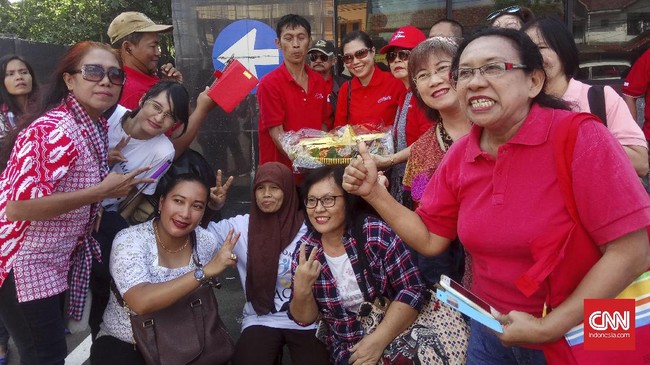 Puluhan pendukung Ahok dari berbagai elemen berkumpul di depan Markas Korps Brimob Kelapa Dua, Depok. Mereka datang untuk merayakan hari ulang tahun Ahok.