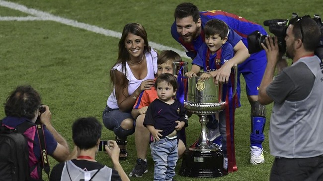 Lionel Messi memilih mendinginkan suasana ke Finlandia usai kontroversi gol hantu di laga Barcelona melawan Valencia. Ia mengajak anaknya bertemu Sinterklas.