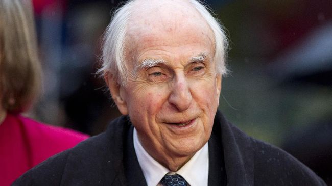 Michael Bond membuat cerita Paddington pada 1950-an terinspirasi lewat boneka beruang, stasiun kereta api dan pengungsi Perang Dunia II.