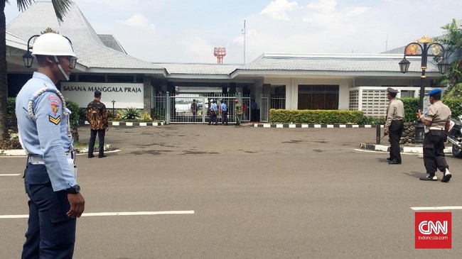 Berdasarkan pantauan CNNIndonesia.com, rombongan Obama dan keluarga tiba dan masuk ke Jakarta melalui Gedung VVIP Sasana Manggala Praja.