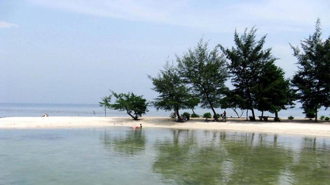 DLH Angkut 250 Ton Sampah Kiriman Jakarta Daratan dari Perairan Tidung Semua area pantai di Pulau Tidung dipenuhi sampah kiriman diduga dari Jakarta daratan, dan yang paling parah tumpukannya ada di obyek wisata Jembatan Asmara.
