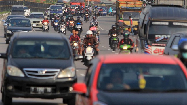 Menurut Menteri Perhubungan Budi Karya, arus balik tahun ini relatif terkendali karena masa libur yang lebih panjang dibandingkan masa libur pada tahun lalu.