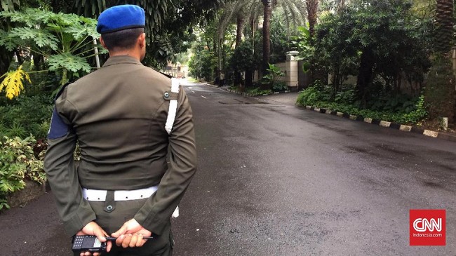 Pantauan CNNIndonesia.com, Obama dan rombongan keluar dari kediaman Eddy pukul 21.45 WIB. Mereka langsung meninggalkan kawasan Menteng.