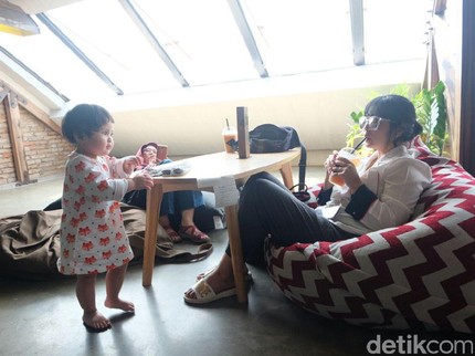 Bunda Punya Pengalaman Dibombardir Pertanyaan oleh si Kecil?