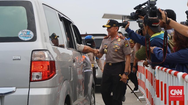 Hari ini diperkirakan 110 ribu kendaraan akan melintas di jalan tol Cipularang sehingga kepolisian kembali menyiapkan sistem lawan arus.
