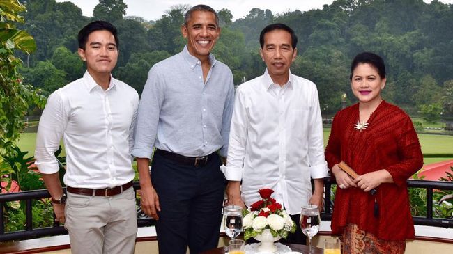 Presiden ke-44 Amerika Serikat Barack Obama lahap menyantap bakso saat makan sore bersama Presiden Joko Widodo di Grand Garden Cafe, Kebun Raya Bogor.