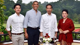 Hujan, Obama Lahap Santap Bakso di Bogor
