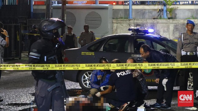 Kepolisian menyebut, pelaku yang diduga menusuk dua anggota Brimob menyerang sambil meneriakkan kafir dan allahu akbar.