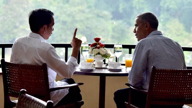 Warga yang ada di bandar udara Halim Perdanakusuma mengaku kecewa karena mereka tak bisa menjumpai atau melihat Obama.
