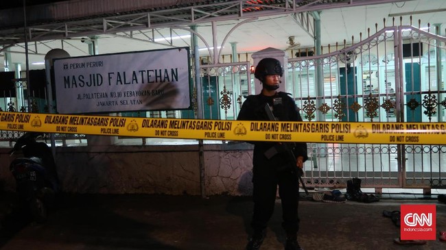 Polisi menyebut, salah satu korban akan menjalani operasi akibat tusukan pisau sangkur yang dilakukan oleh orang yang tidak dikenal.