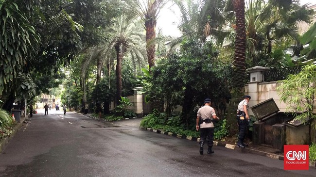 Anggota Gegana Brimob Polri menyisir jalan Lumajang, Menteng, Jakarta memeriksa setiap sudut. Pengamanan ekstra diberlakukan untuk Barack Obama.