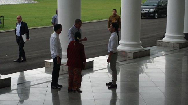 Presiden ke-44 Amerika Serikat Barack Obama memberikan jempolnya kepada Putra Presiden Joko Widodo, Kaesang Pangarep di Istana Bogor.