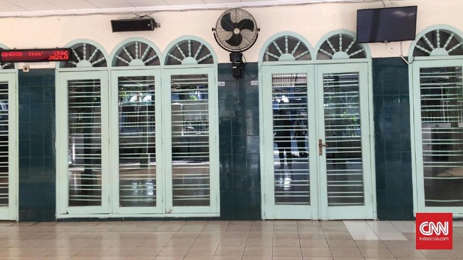 Anton, pedagang minuman di sekitar Masjid Falatehan mengaku trauma salat isya di masjid tersebut. Ia masih terbayang insiden penusukan yang ia saksikan sendiri.