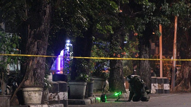 Kardus yang lalu diketahui bom palsu itu ditemukan tergeletak di trotoar depan RS Fatima yang letaknya tak jauh dari Mapolres Cilacap, Jateng.
