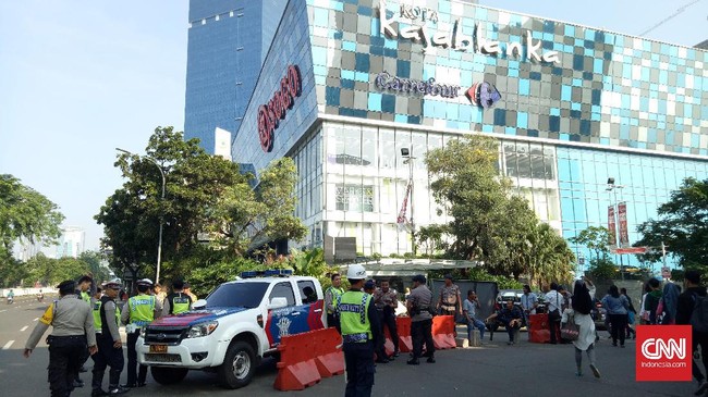 Mal, pasar tradisional, restoran hingga kafe di daerah PPKM Level 2 Jawa-Bali bisa beroperasi hingga pukul 22.00 WIB dengan protokol kesehatan ketat.