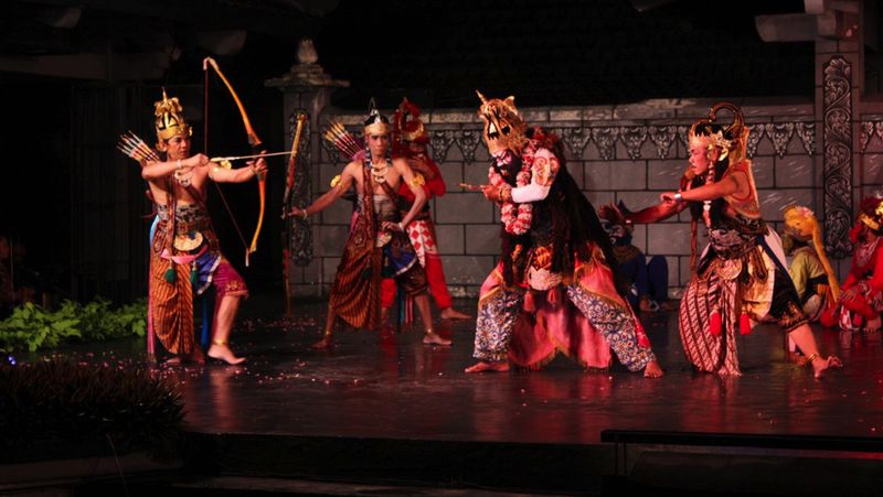 Sambut pemudik Pesona Lebaran, Pemkot Solo bersama-sama seniman Surakarta menggelar pementasan Sendratari Ramayana di #MudikPenuhPesona.