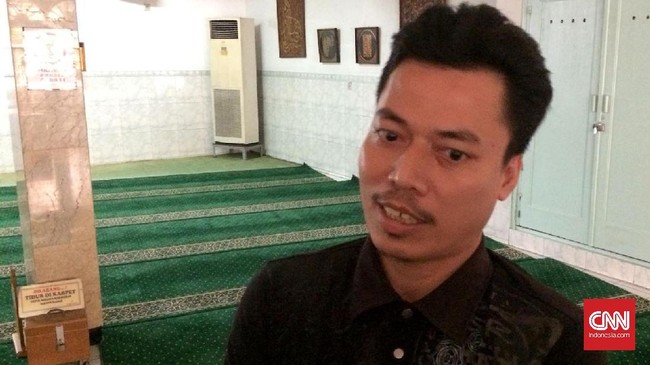 Masjid Falatehan tempat terjadinya penusukan terhadap anggota Brimob merupakan masjid transit yang didatangi jemaah dari berbagai wilayah.