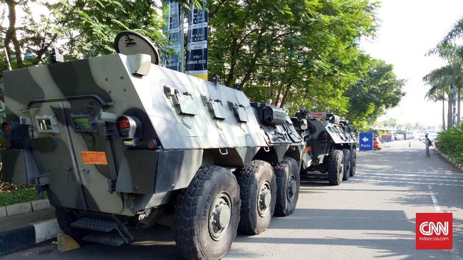Sejumlah personel kepolisian dan TNI bersiaga di sejumlah titik di sekitar gedung mal Kota Kasablanca hari ini menjelang pidato Barack Obama.