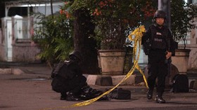 Usai Penusukan, Anggota Polri Saling Jaga Saat Salat Isya