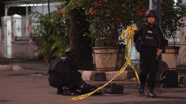 Karena sulit dilumpuhkan dan mengancam keselamatan adalah alasan mengapa polisi menembah mati terduga teroris di Masjid Falatehan.