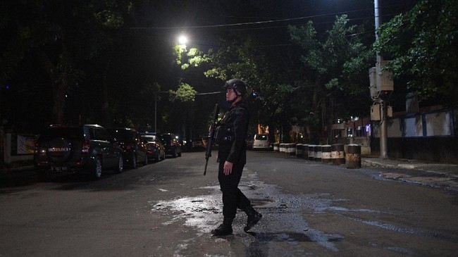 Dua serangan penikaman baru-baru ini menunjukkan bahwa anggota polisi semakin terancam oleh waralaba teror ISIS yang menawarkan keanggotaan tanpa syarat.