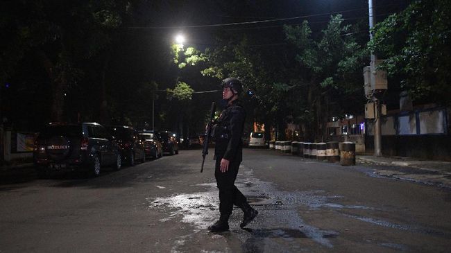 Ketika Polisi 'Ditikam' Waralaba Tanpa Syarat dari ISIS Dua serangan penikaman baru-baru ini menunjukkan bahwa anggota polisi semakin terancam oleh waralaba teror ISIS yang menawarkan keanggotaan tanpa syarat.