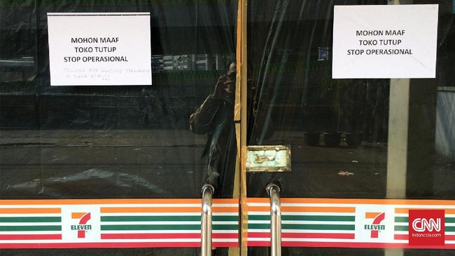 Setidaknya dua gerai 7-Eleven di kawasan Senayan, Jakarta Pusat masih belum rampung dibersihkan meski kaca jendela telah ditutup dengan karton atau plastik.