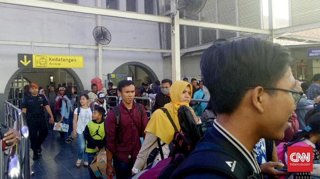 Iip, 16, baru pertama kali menginjakkan kaki di Ibu Kota. Bukan berlibur, melainkan mencari kerja diajak sang kakak yang telah lebih berpengalaman di Jakarta.