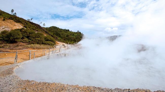 Pengelola wisata memastikan kawasan Dieng masih terbuka untuk umum, hanya diimbau untuk tidak mendekat ke area kawah.
