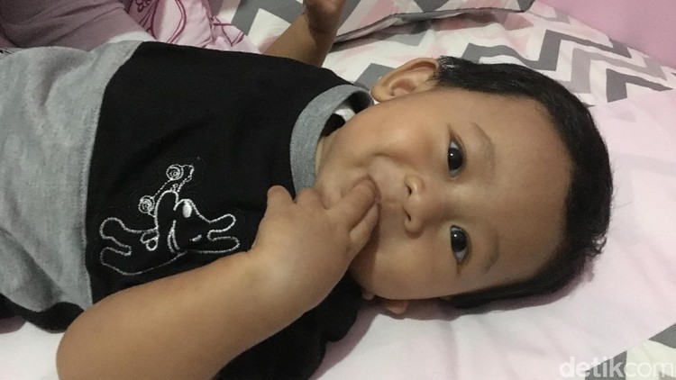 Karena ada manfaat di balik 'hobi' bayi masukkan tangan ke mulut.