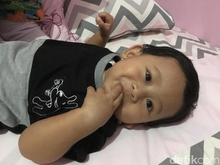 Bayi 'Hobi' Masukkan Tangan ke Mulut Itu Nggak Perlu Dilarang