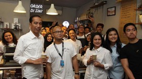 Akhir Pekan, Jokowi Ajak Keluarga Jajan Kopi dan Kerak Telor